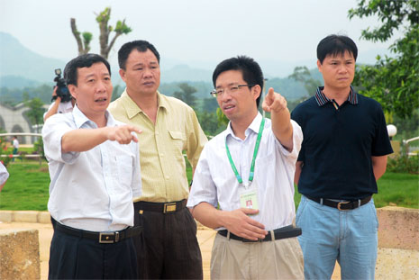謝迺堂（左一）對(duì)湘桂循環(huán)經(jīng)濟(jì)產(chǎn)業(yè)園建設(shè)提出意見和建議。