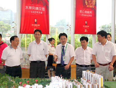 崇左市政協(xié)副主席、市工商聯(lián)主席玉如鋒（右四）一行聽取房地產(chǎn)公司匯報(bào)