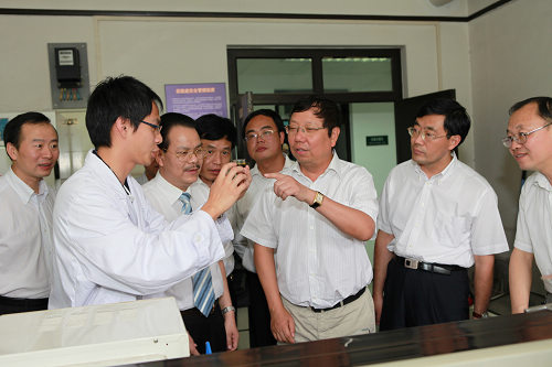 在清華大學(xué)生物柴油研究室，趙樂秦（右三）一行聽取關(guān)于微藻生物柴油研發(fā)的情況